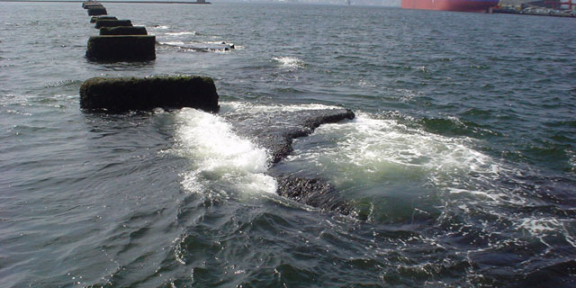 野島防波堤村本海事